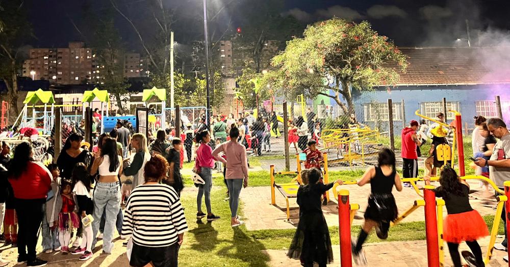 La plaza del barrio se llenó de disfraces