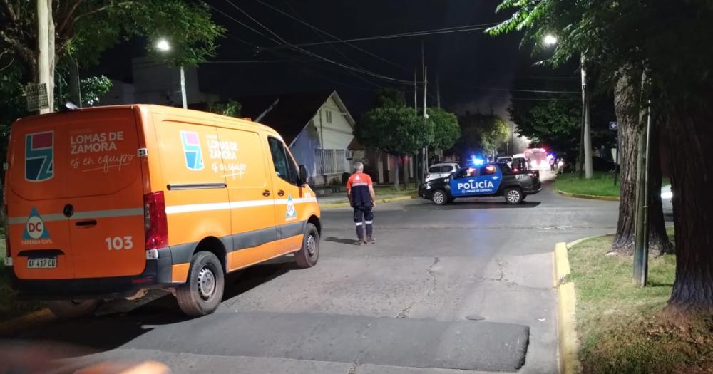 Defensa Civil y la Policía de Lomas trabajando en el lugar