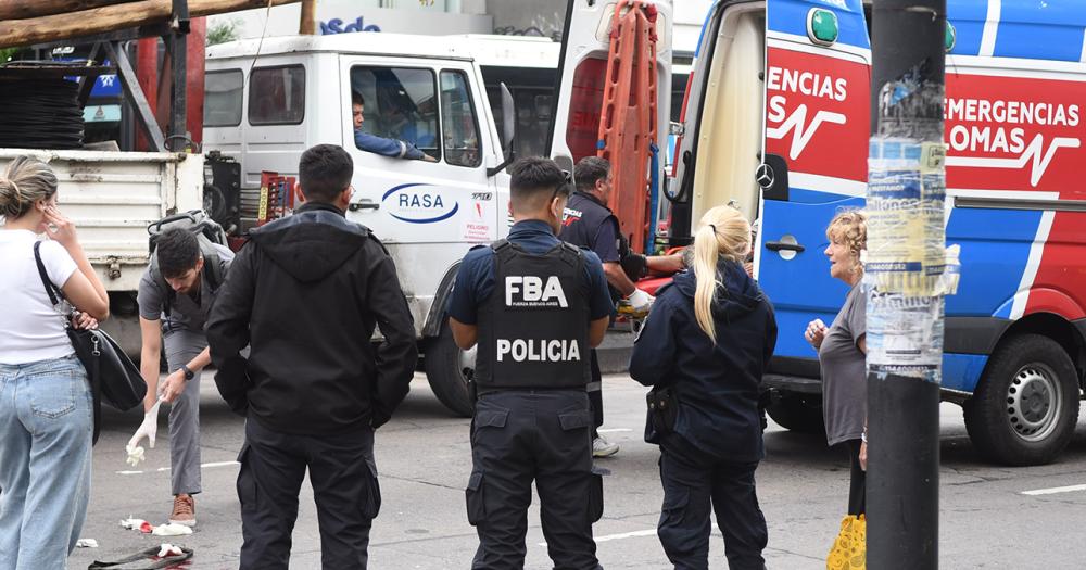 Un auto atropelloacute a un hombre en la avenida Hipoacutelito Yrigoyen en Lomas