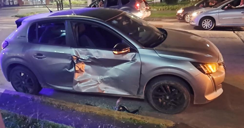 Así quedó el auto en el que iba la mujer