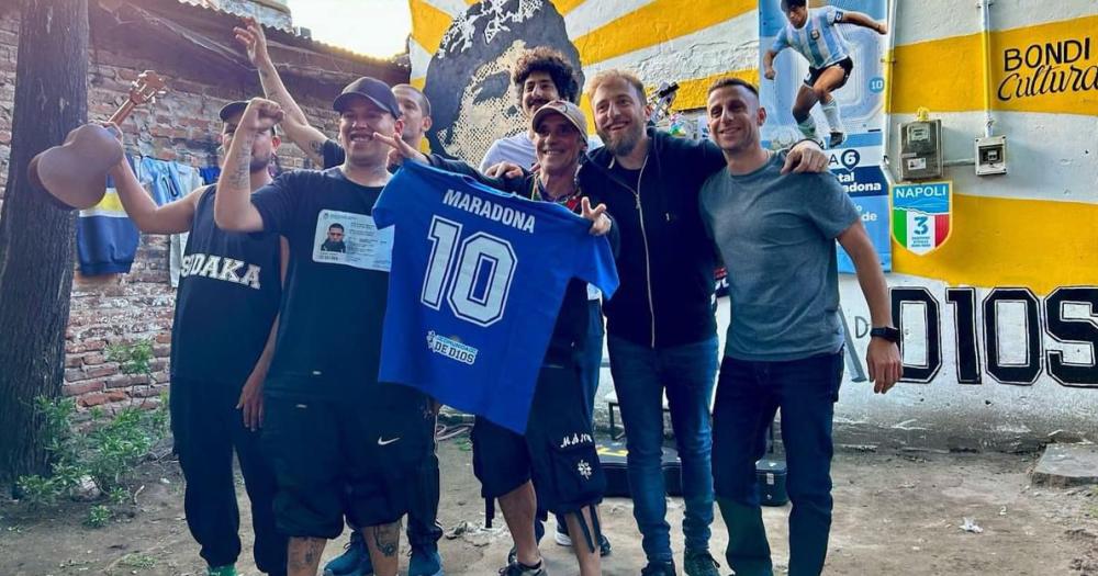 Manu Chao volvió a Fiorito y cantó en la casa de Diego Maradona