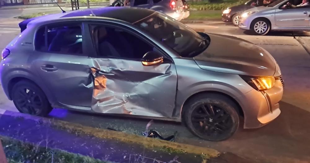 Así quedó el auto en el que iba la mujer