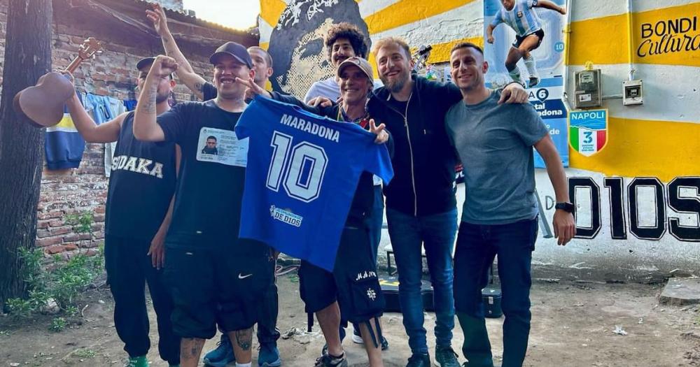 Manu Chao volvió a Fiorito y cantó en la casa de Diego Maradona