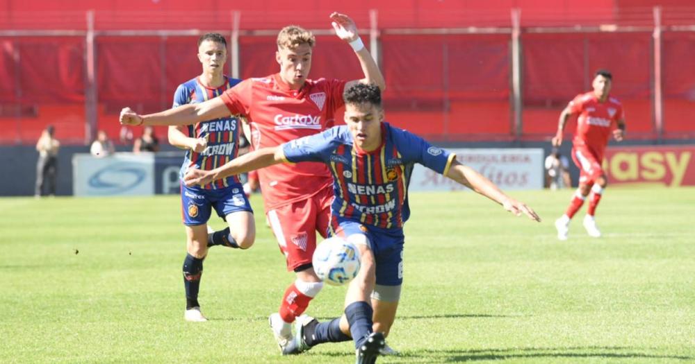 Manuel Brondo no puede alcanzar la pelota