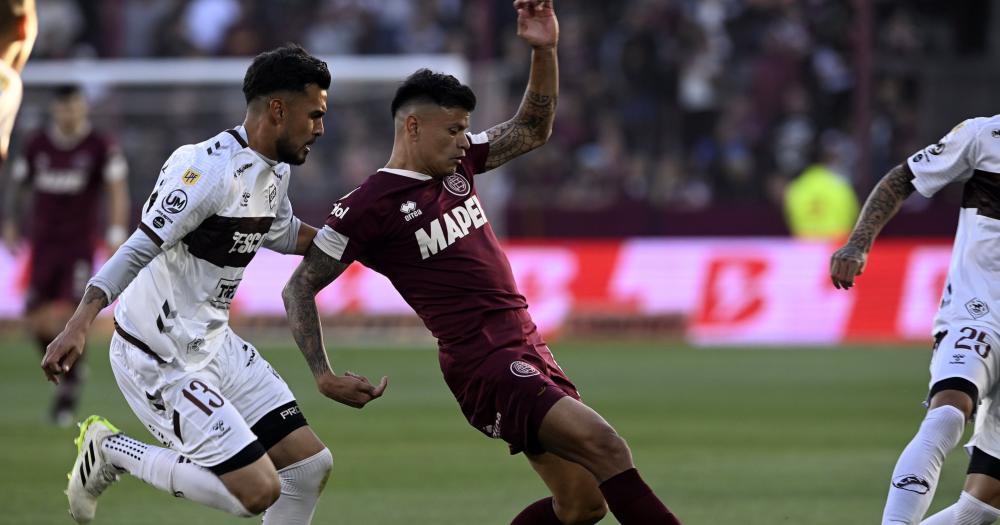 Walter Bou se esfuerza por a pelota