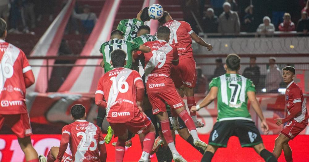 Lucha en las alturas por la pelota