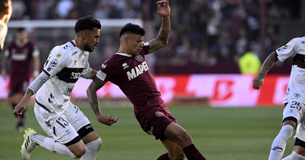 Walter Bou se esfuerza por a pelota
