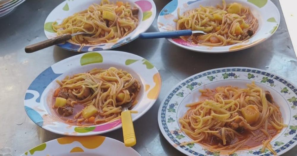 Para que la gente del comedor pueda preparar un plato de comida para donar