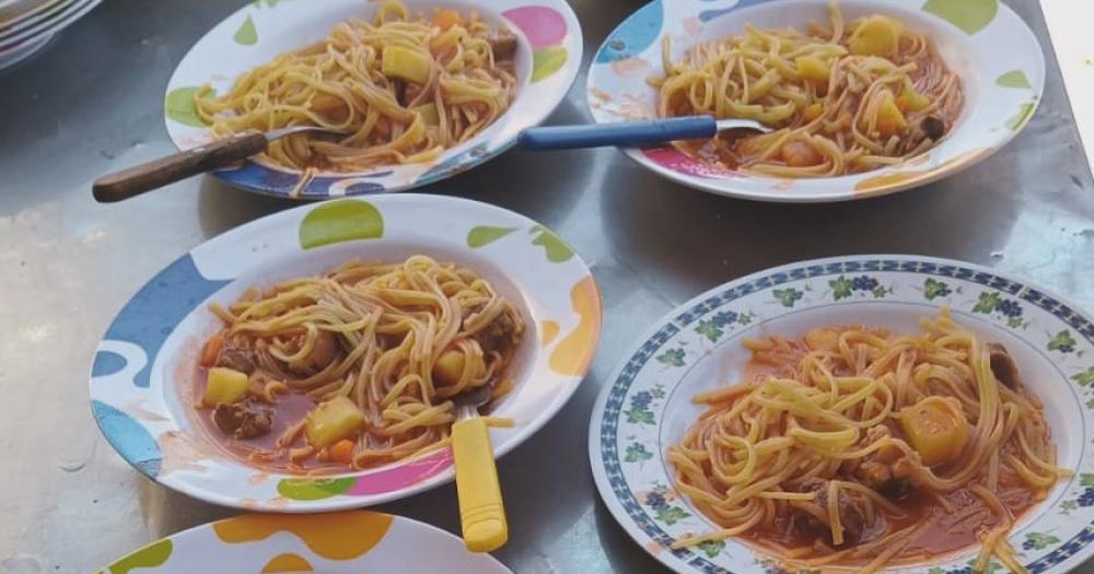 Para que la gente del comedor pueda preparar un plato de comida para donar