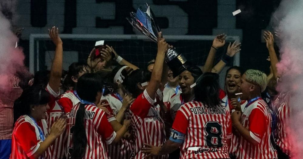 Las chicas de Los Andes alzaron la copa