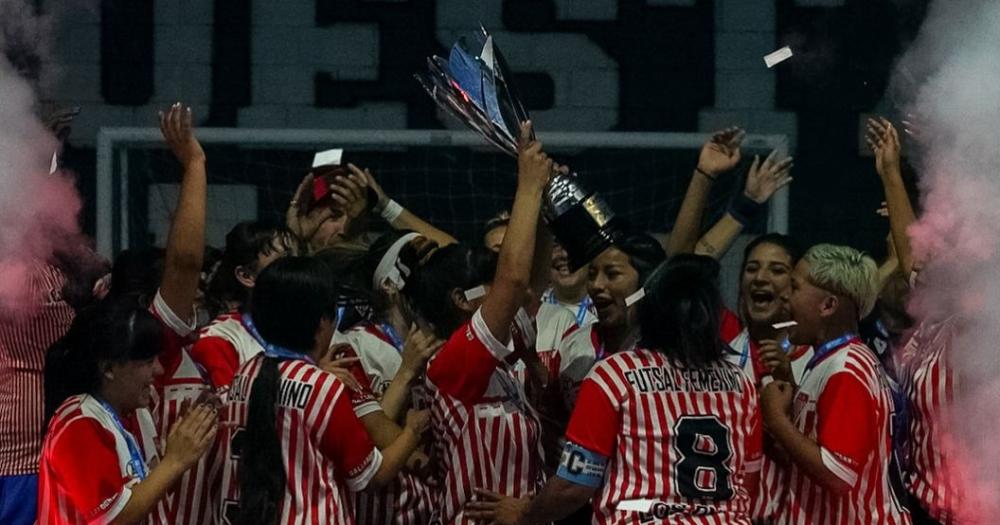 Las chicas de Los Andes alzaron la copa