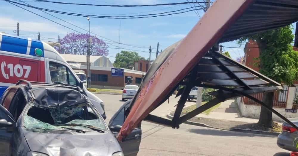 Un auto chocoacute contra un local de comidas en Lomas y provocoacute graves dantildeos