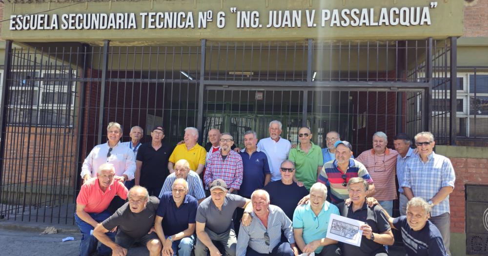 Un grupo de egresados de la promocion 1974 se hizo presente en la escuela Una jornada a pura emoción