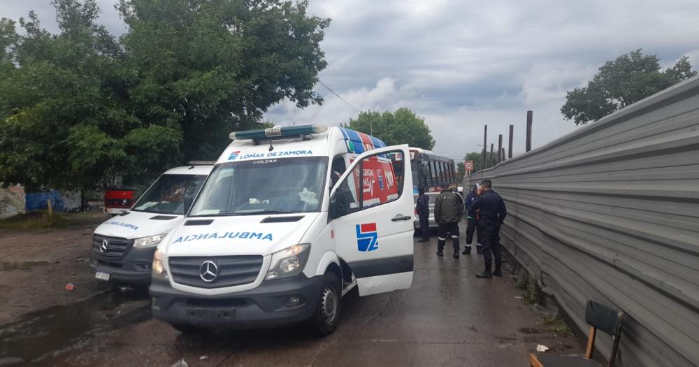 Chocaron un colectivo y un auto en Temperley- dos personas quedaron atrapadas