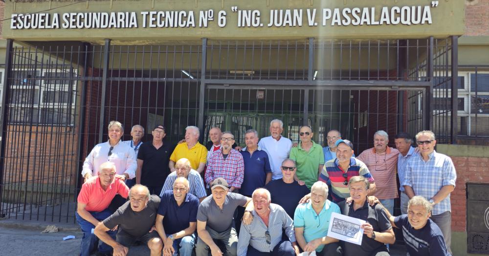 Un grupo de egresados de la promocion 1974 se hizo presente en la escuela Una jornada a pura emoción