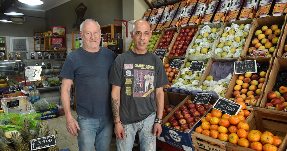 Orgullo- atiende una verduleriacutea que abrioacute su padre hace 83 antildeos