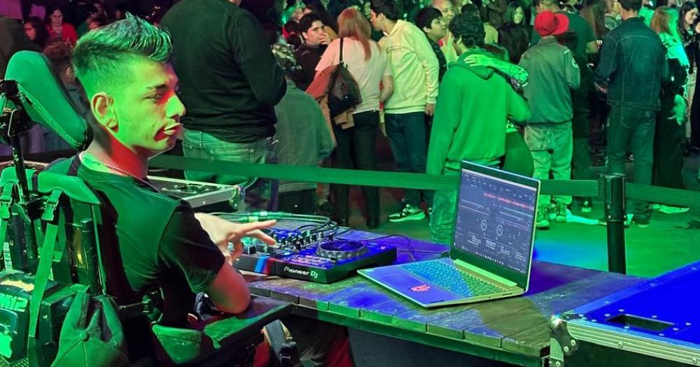 Lautaro es uno de los DJ oficiales de la Matinée Inclusiva de Lomas