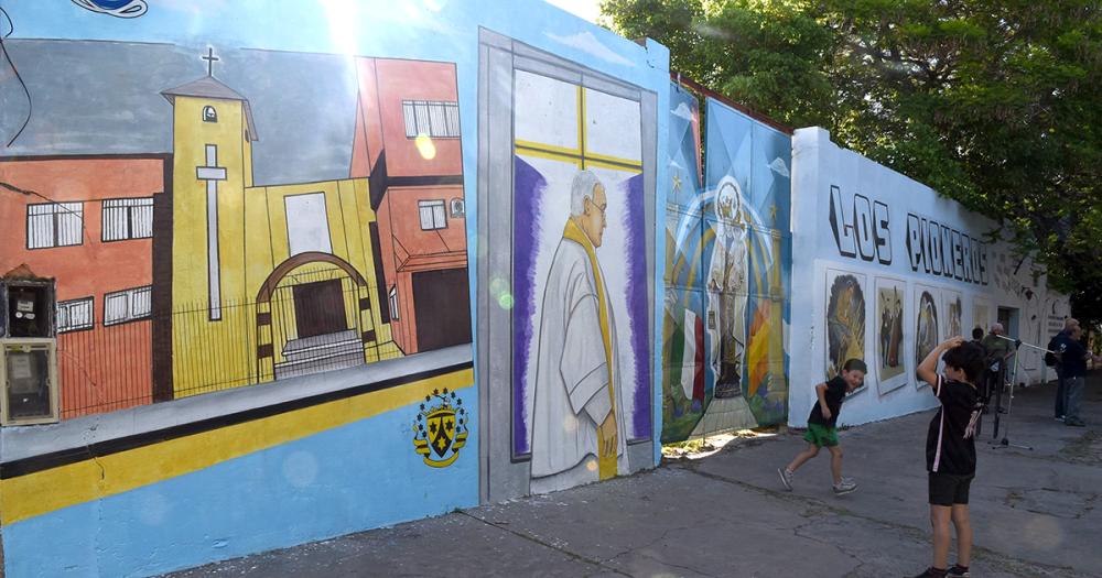 Se inauguroacute el mural que honra a los pioneros de Villa Hipoacutedromo