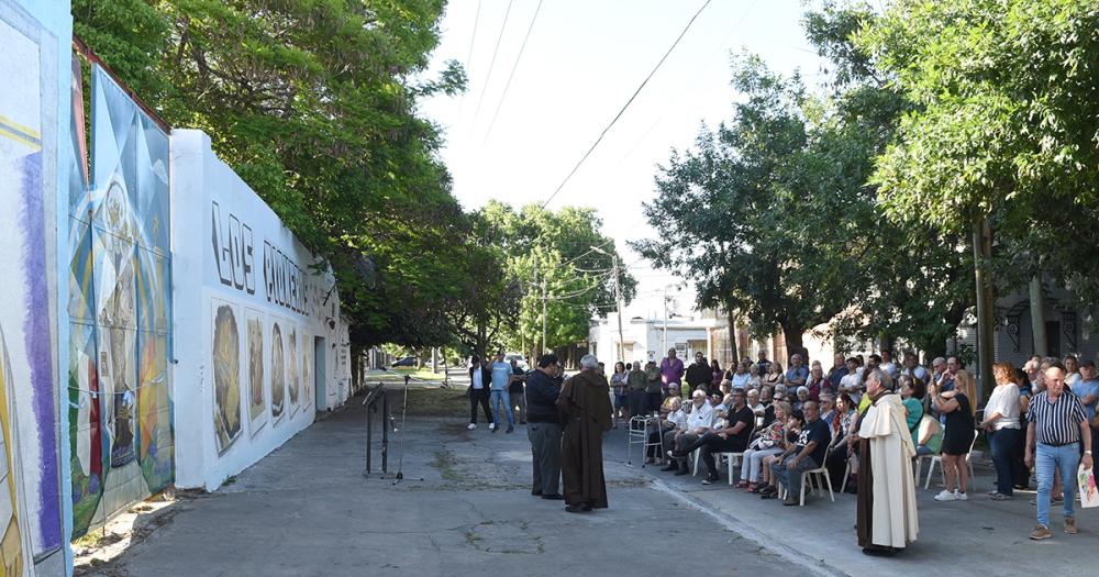 Se inauguroacute el mural que honra a los pioneros de Villa Hipoacutedromo