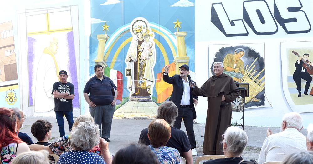 Se inauguroacute el mural que honra a los pioneros de Villa Hipoacutedromo