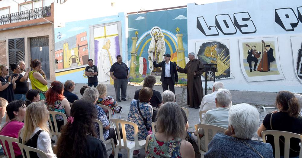 Se inauguroacute el mural que honra a los pioneros de Villa Hipoacutedromo