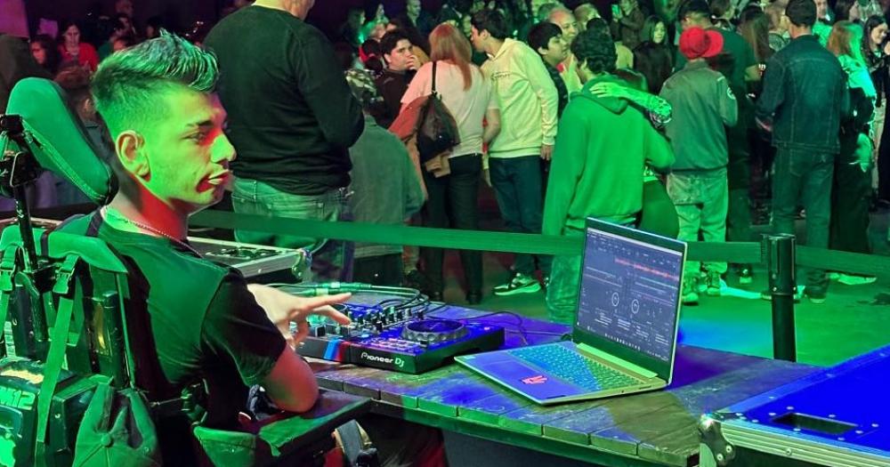 Lautaro es uno de los DJ oficiales de la Matinée Inclusiva de Lomas