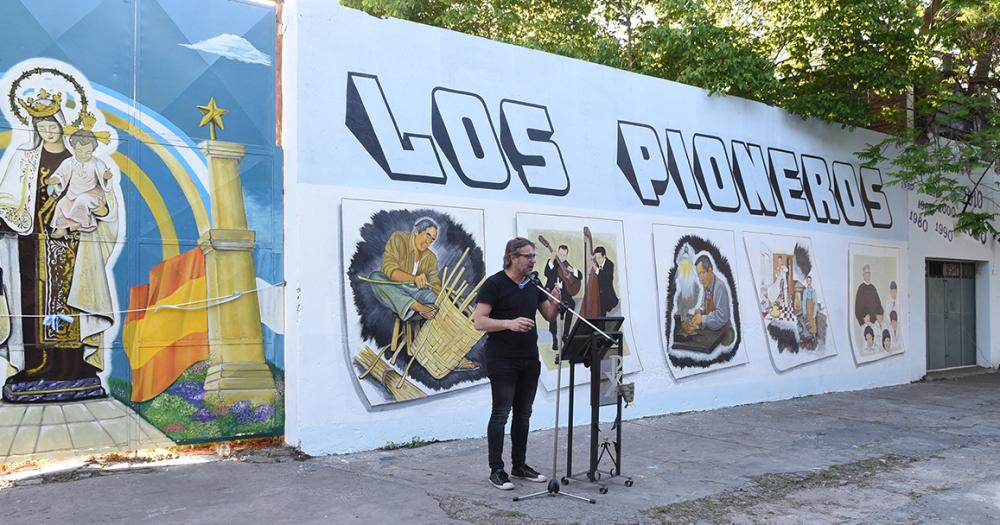 Se inauguroacute el mural que honra a los pioneros de Villa Hipoacutedromo