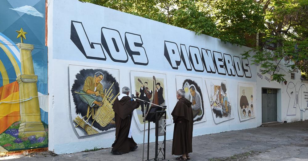 Se inauguroacute el mural que honra a los pioneros de Villa Hipoacutedromo