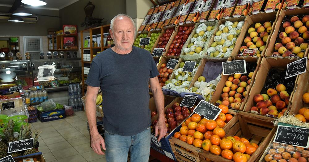 Orgullo- atiende una verduleriacutea que abrioacute su padre hace 83 antildeos