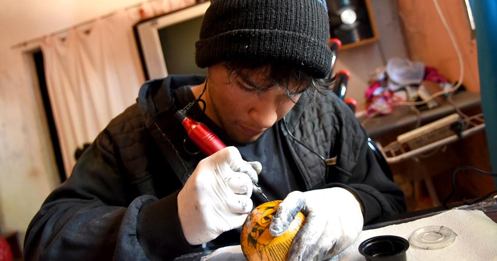 El joven de Banfield que suentildea con tatuar sus propios dibujos 