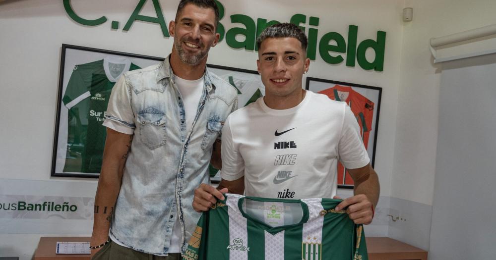 Otro juvenil de Banfield firmó su primer contrato con el club