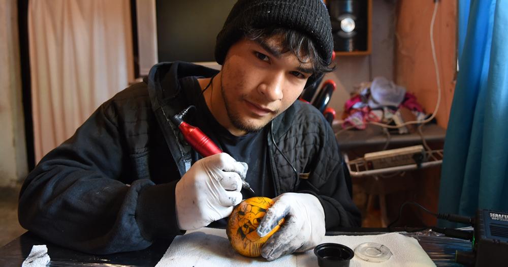 El joven de Banfield que suentildea con tatuar sus propios dibujos 