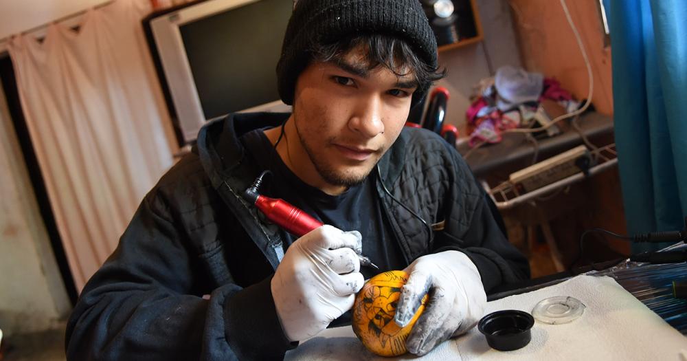 El joven de Banfield que suentildea con tatuar sus propios dibujos 