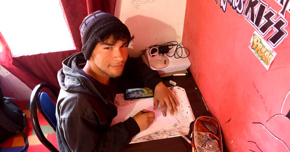 El joven de Banfield que suentildea con tatuar sus propios dibujos 