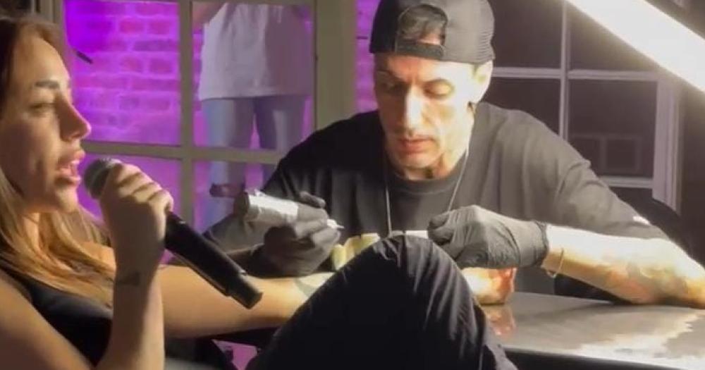 Nicki Nicole se tatuó y al mismo tiempo realizó un vivo por streaming