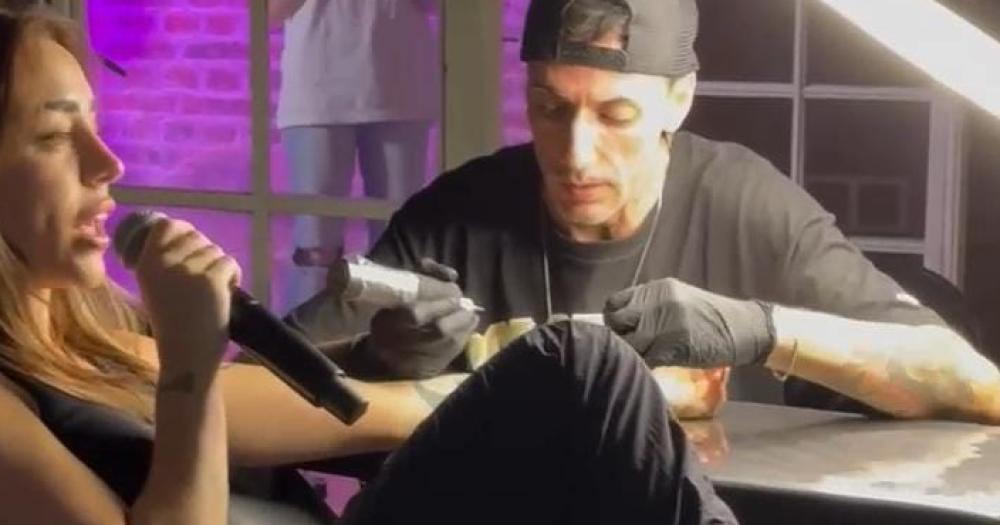 Nicki Nicole se tatuó y al mismo tiempo realizó un vivo por streaming