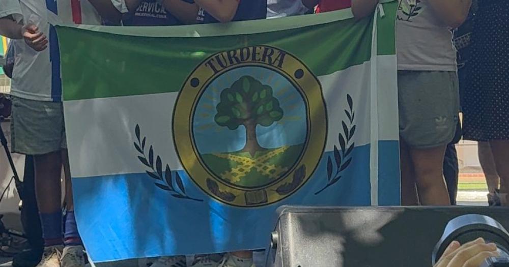 Una bandera que cuenta con símbolos con significados arraigados al barrio