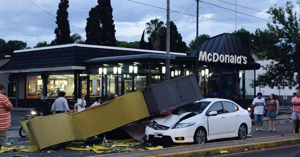 La M del McDonalds de Banfield cayó sobre un auto