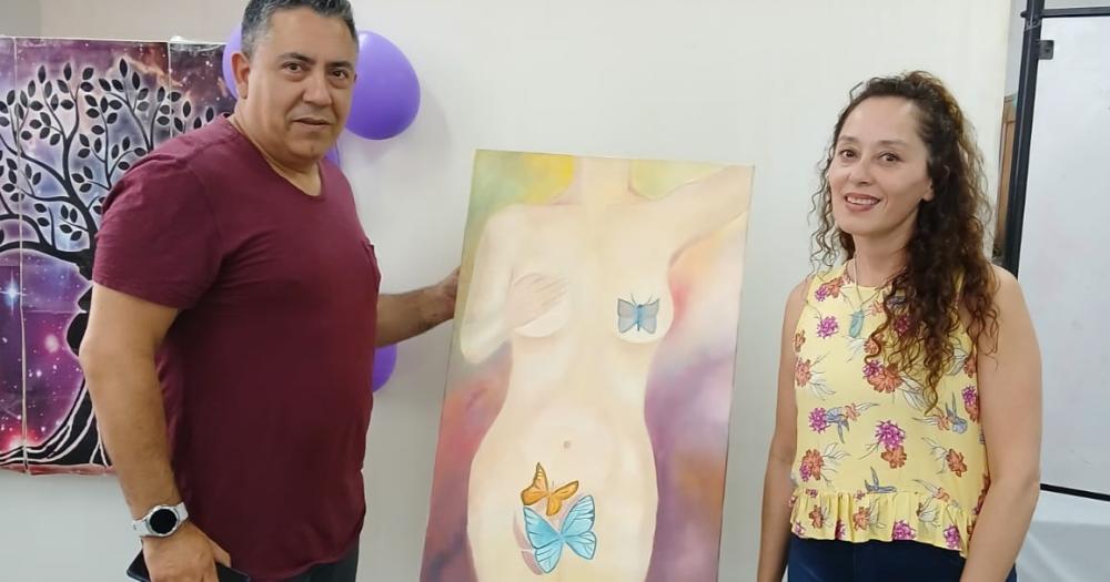 La artista Villar que est al frente del taller junto al director del Alende Fabin Calzetta