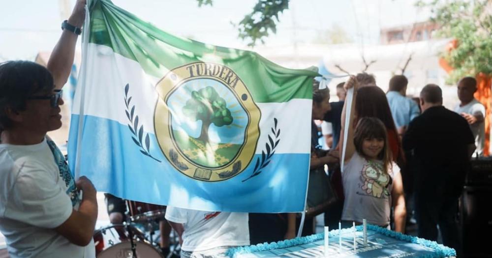 Turdera cumplió 50 años y ya tiene su propia bandera creada por una adolescente