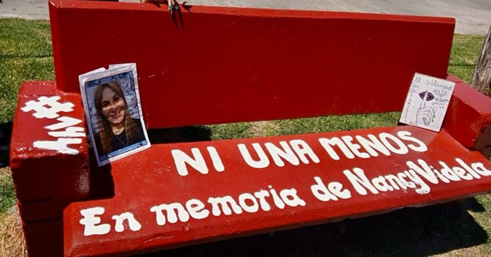 Inauguraron un banco rojo en memoria de Nancy Videla