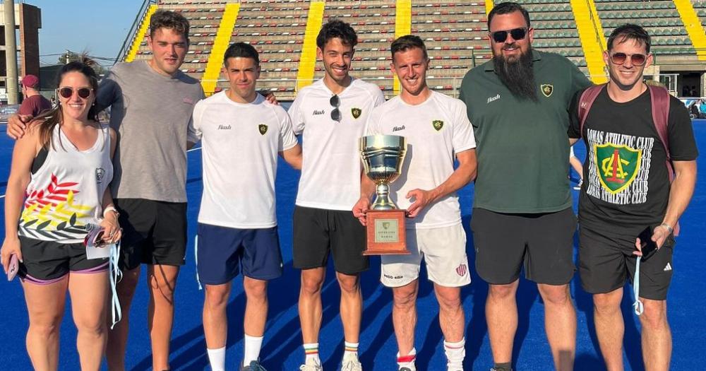 Lucas Vila con el trofeo del Súper 8