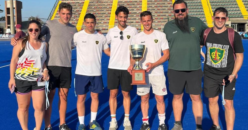 Lucas Vila con el trofeo del Súper 8