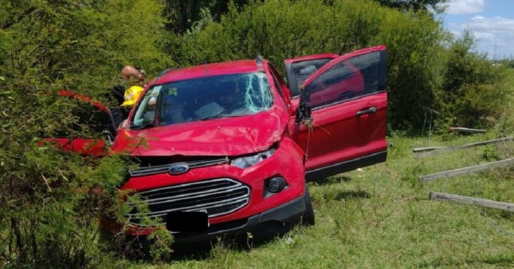 El auto en la banquina tras el accidente