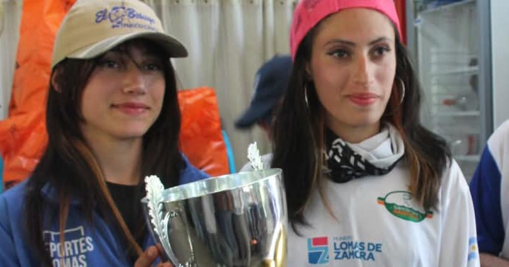 Las ganadoras felices con la copa que destaca al primer puesto del certamen