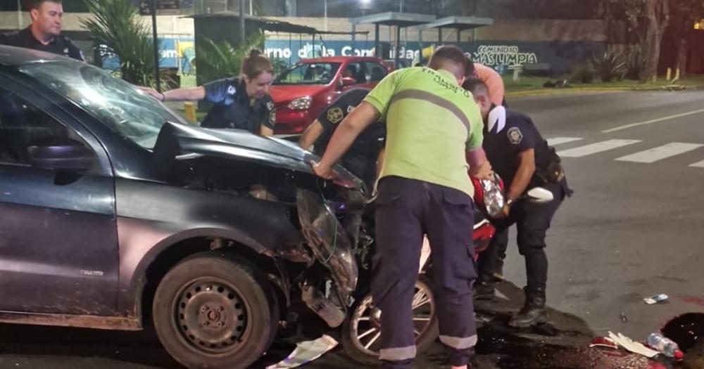 La pareja iba en moto y fue atropellada por un auto