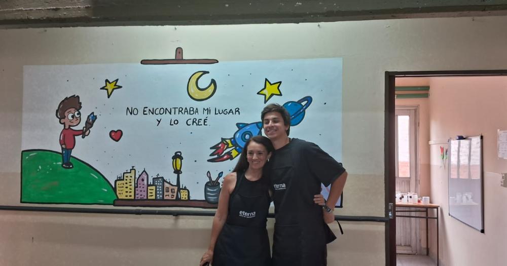 El mural listo La felicidad de los artistas compartida con los integrantes de la escuela lomense