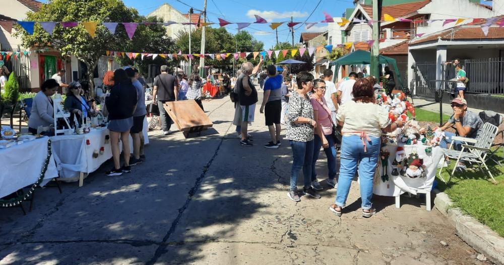 Una cuadra llena de stand para recorrer