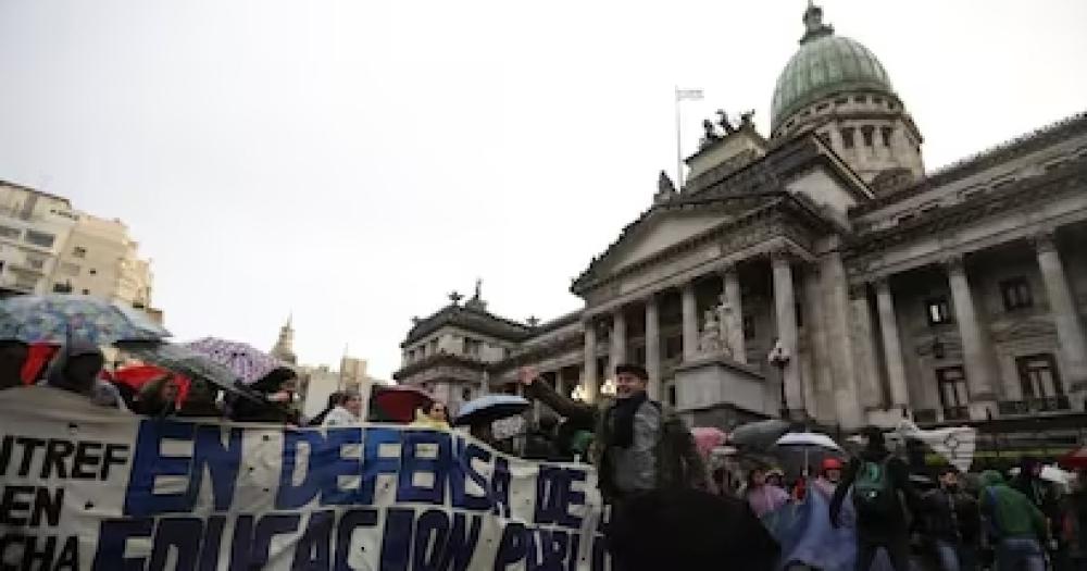 Aseguran que los docentes universitarios perdieron un 50-en-porciento- de su salario en el primer año de Javier Milei