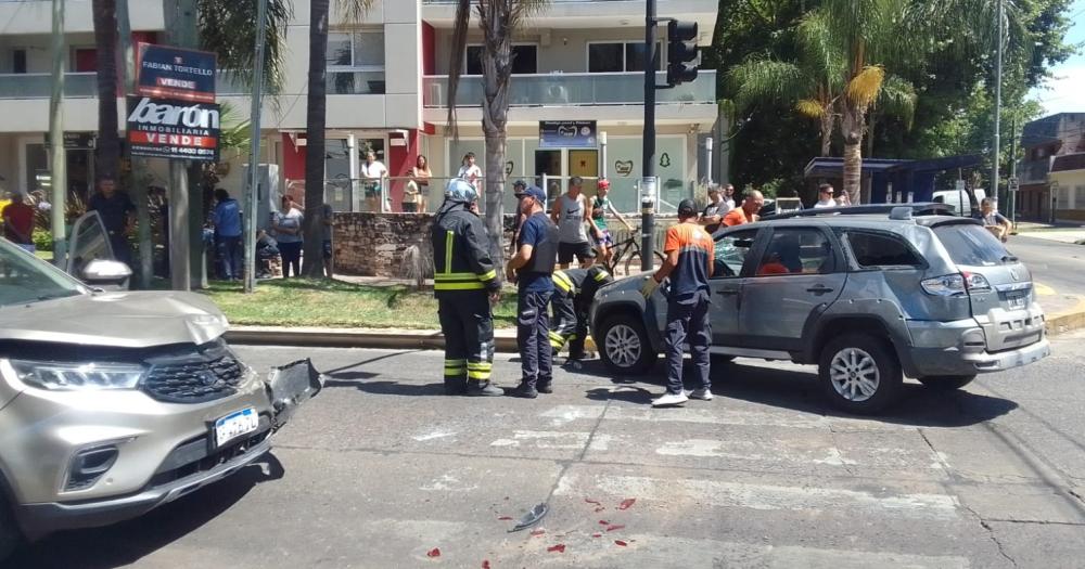 Choque muacuteltiple y vuelco en el centro de Lomas- tres heridos